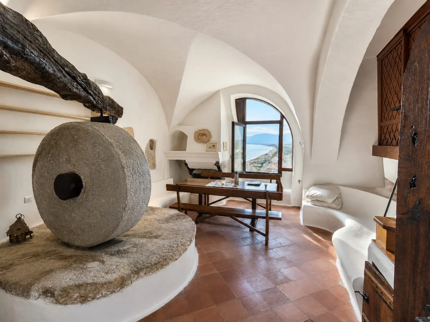 Macina storica di Suite Il Mulino con vista verso il mare